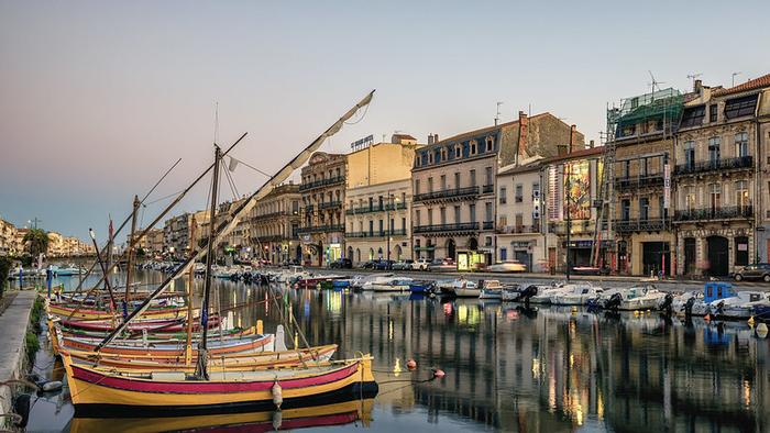 Sète - Immobilier - CENTURY 21 Alizés - Puig Immobilier  - barques catalanes dans le Canal De Sète